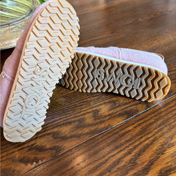 Toms shoes resident 2.0 pink slip-on sneakers. Brand new, comfortable, size 8 - Picture 4 of 5